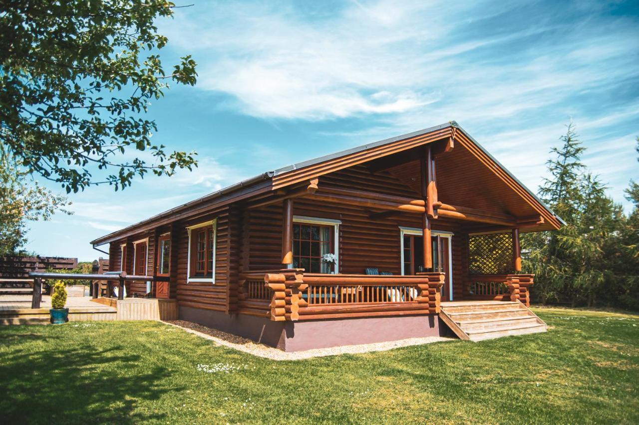 Tomatin - Luxury Two Bedroom Log Cabin With Hot Tub Berwick Upon Tweed Exterior photo