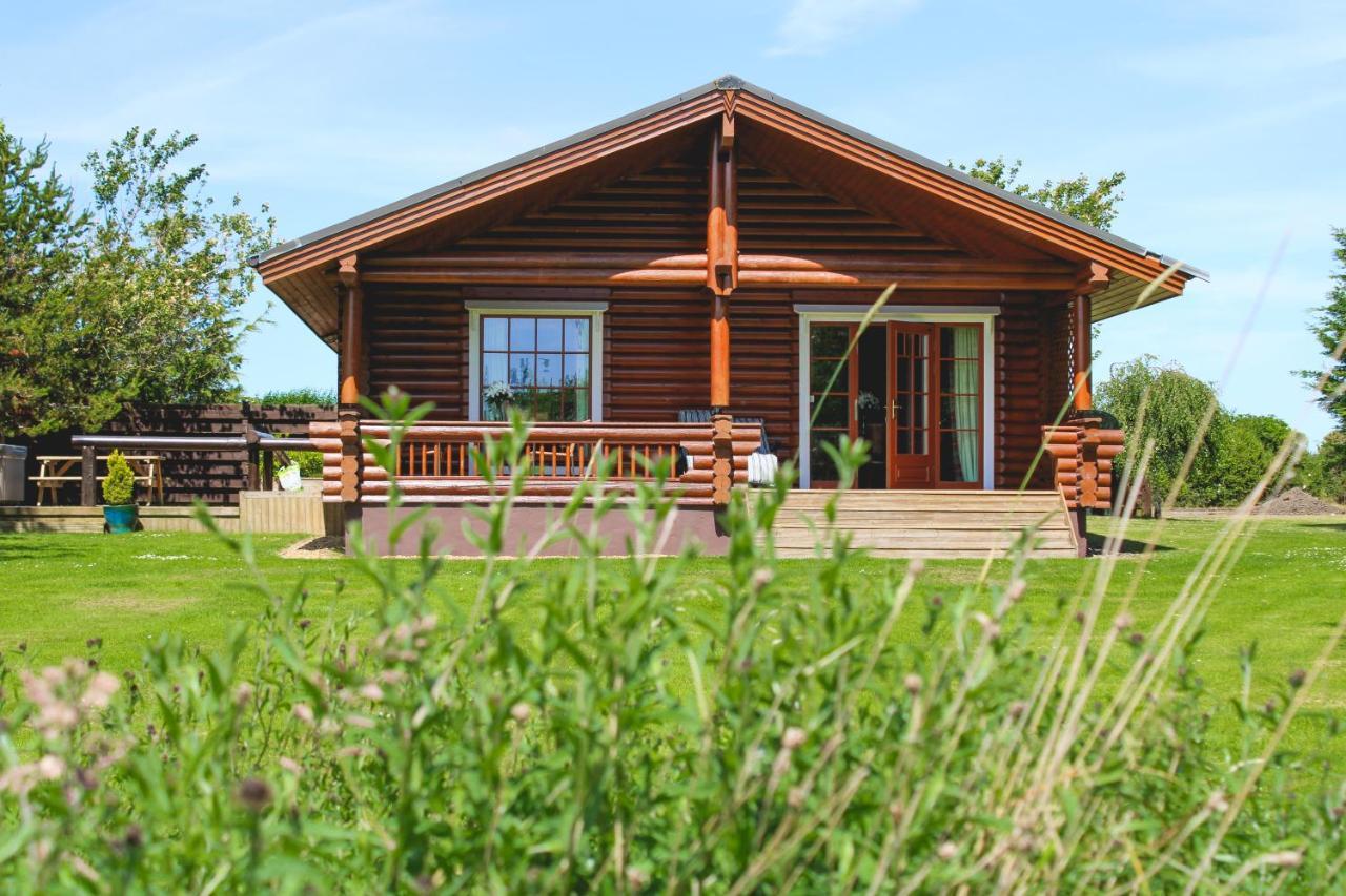 Tomatin - Luxury Two Bedroom Log Cabin With Hot Tub Berwick Upon Tweed Exterior photo